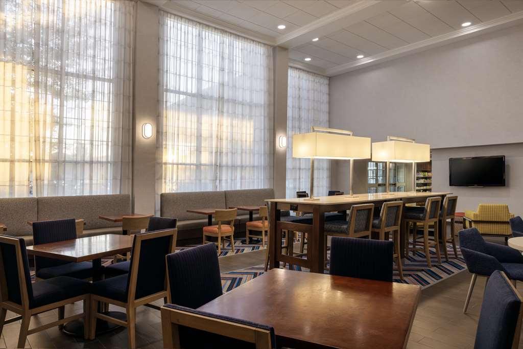 威廉斯堡广场州学院汉普顿套房酒店 餐厅 照片
